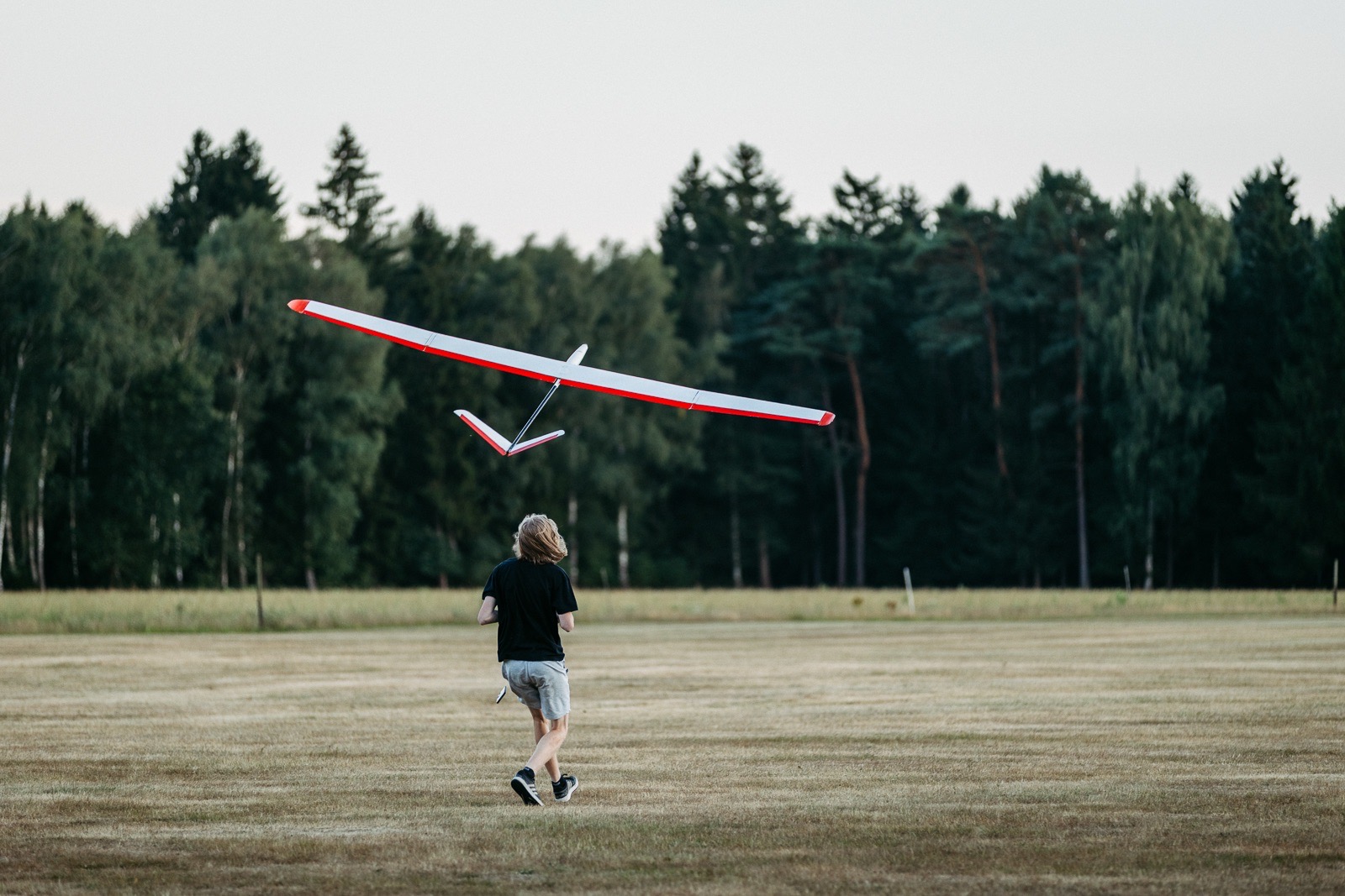 Modellflugzeug-Abend am FLugplatz
