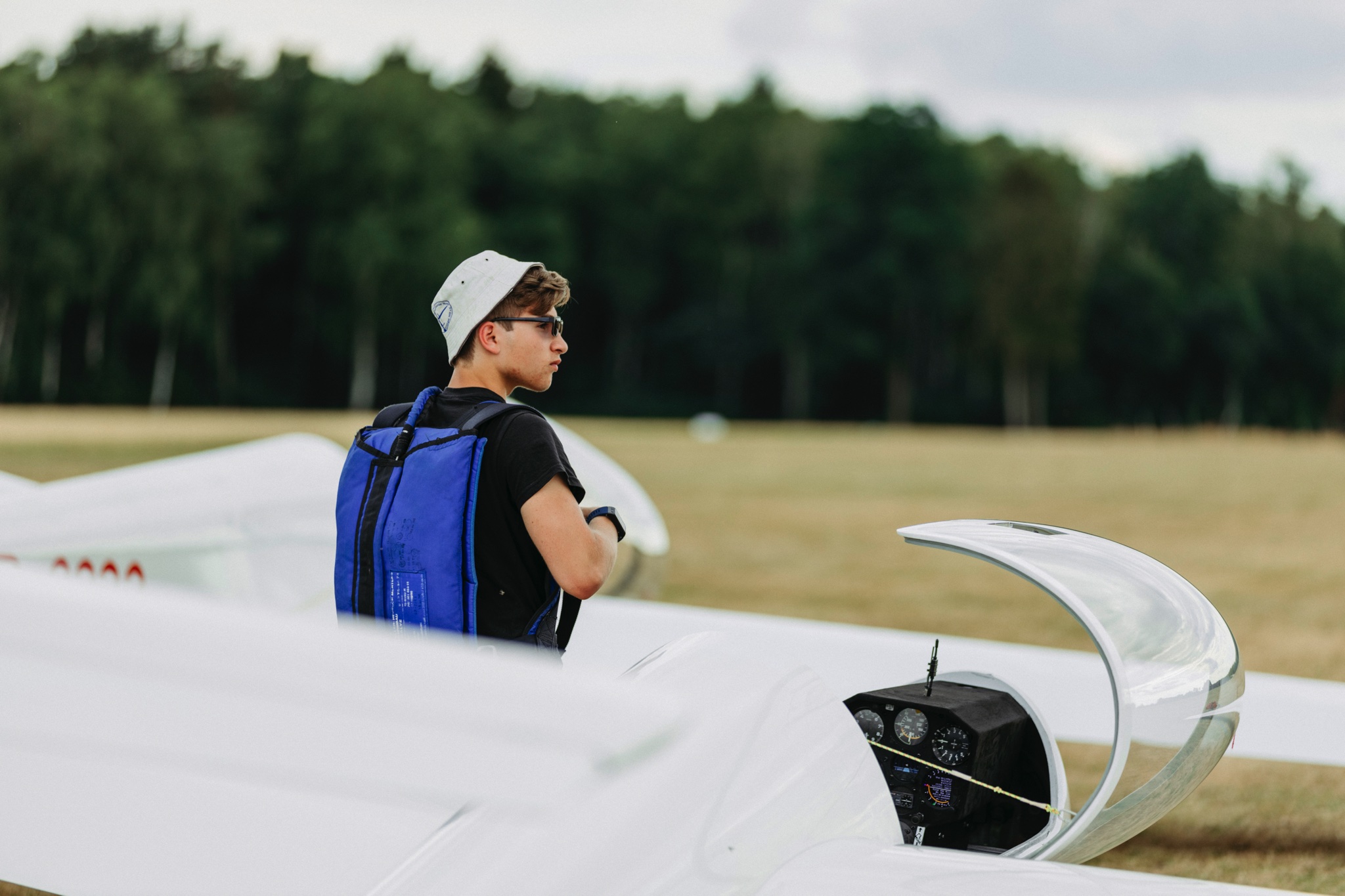 Flugschüler bei der Startvorbereitung an einem Segelflugzeug