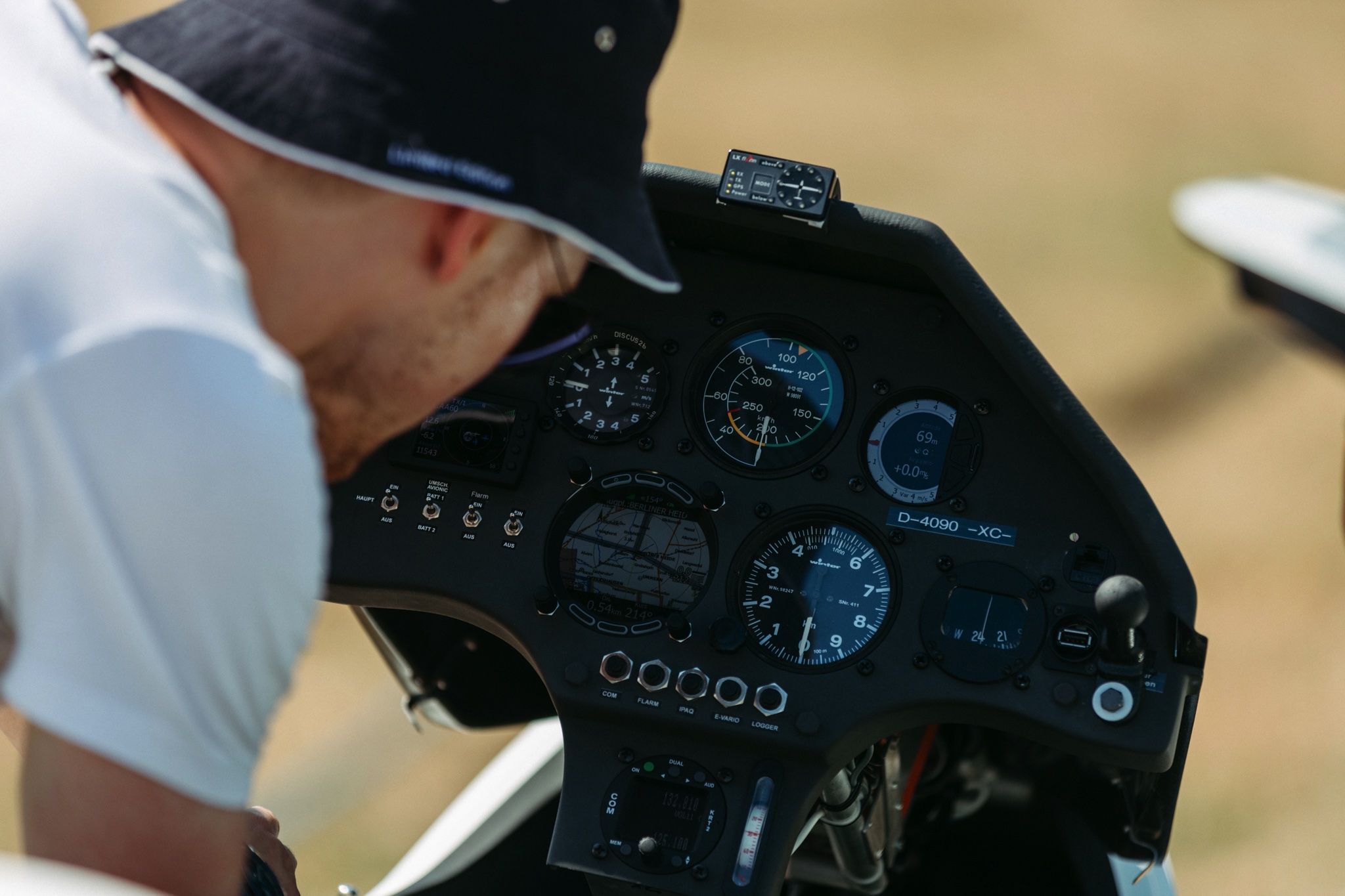 Cockpit eines Segelflugzeugs bei der Flugvorbereitung